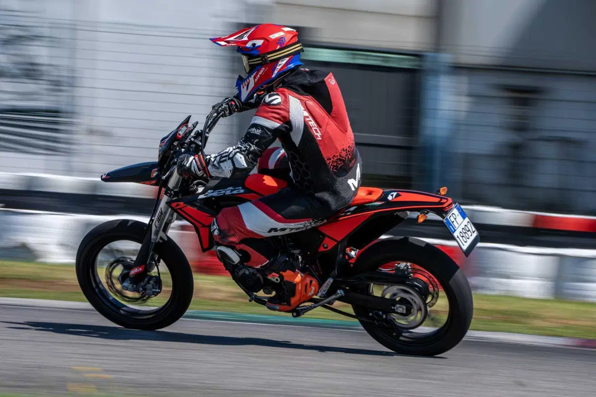 Beta RR 50 e RR 125 Motard TEST: 2 tempi vs 4 tempi, in pista! [VIDEO E GALLERY] (8)
