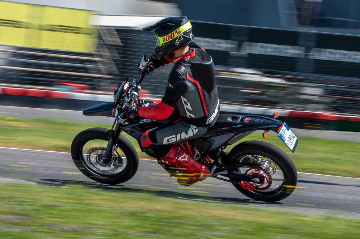 Beta RR 50 e RR 125 Motard TEST: 2 tempi vs 4 tempi, in pista! [VIDEO E GALLERY] (9)