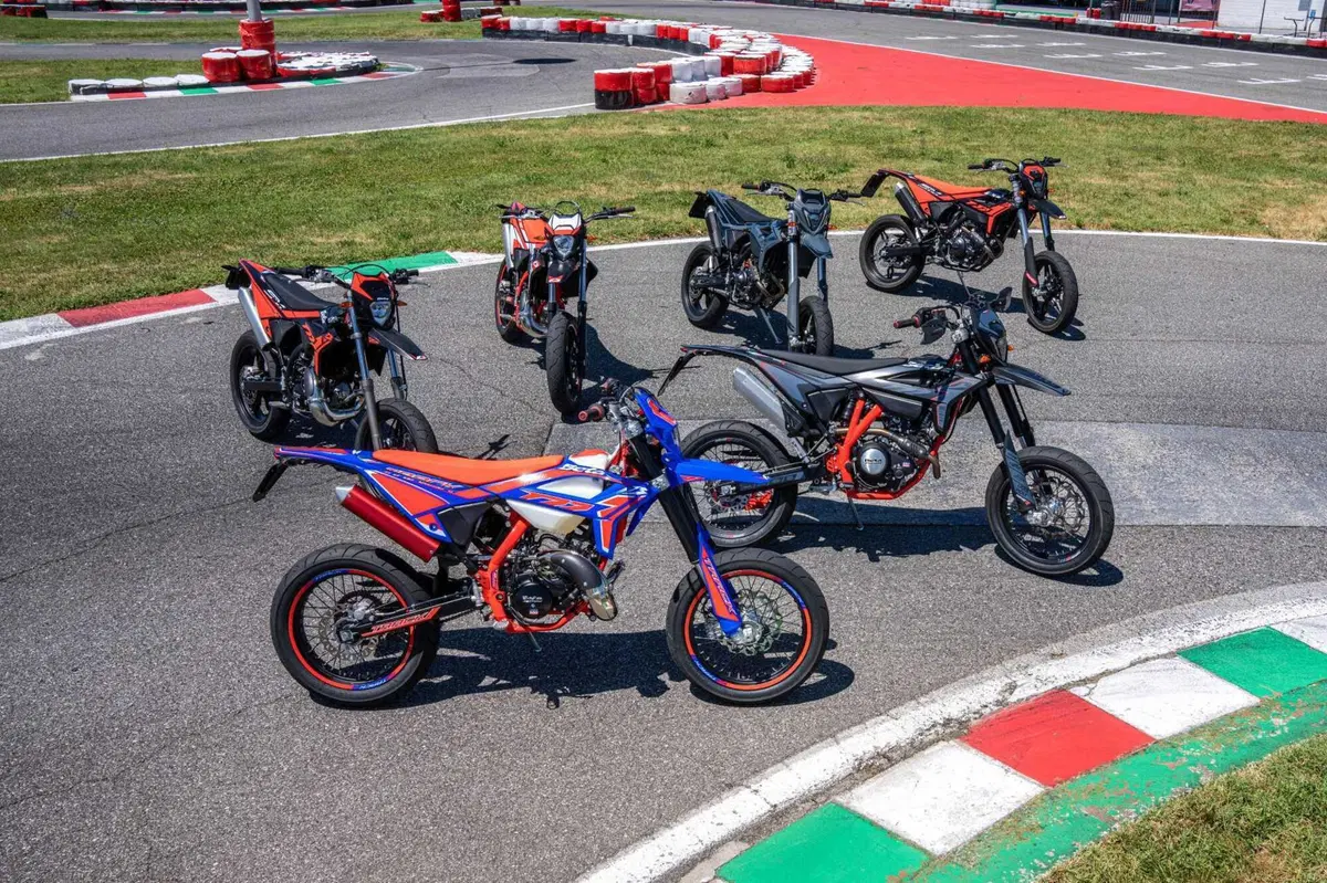 Beta RR 50 e RR 125 Motard TEST: 2 tempi vs 4 tempi, in pista! [VIDEO E GALLERY]