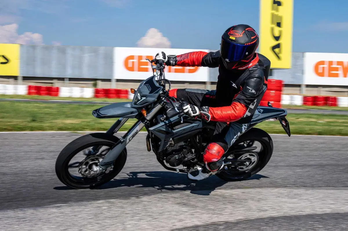 Beta RR 50 e RR 125 Motard TEST: 2 tempi vs 4 tempi, in pista! [VIDEO E GALLERY] (12)