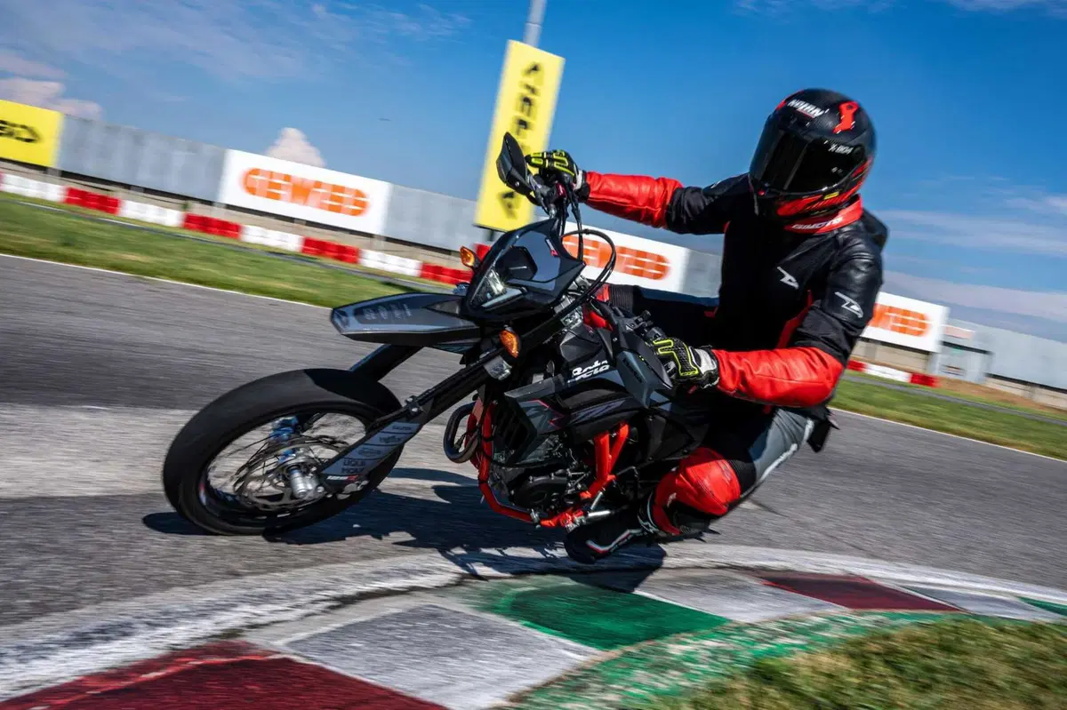 Beta RR 50 e RR 125 Motard TEST: 2 tempi vs 4 tempi, in pista! [VIDEO E GALLERY] (13)