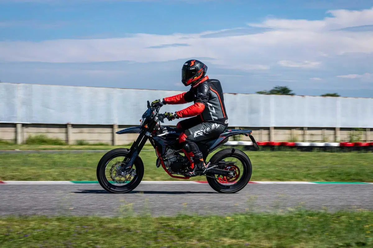 Beta RR 50 e RR 125 Motard TEST: 2 tempi vs 4 tempi, in pista! [VIDEO E GALLERY] (14)