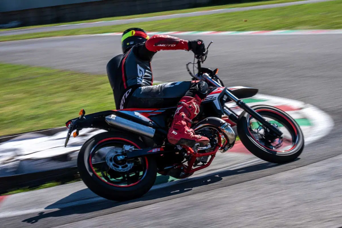 Beta RR 50 e RR 125 Motard TEST: 2 tempi vs 4 tempi, in pista! [VIDEO E GALLERY] (16)