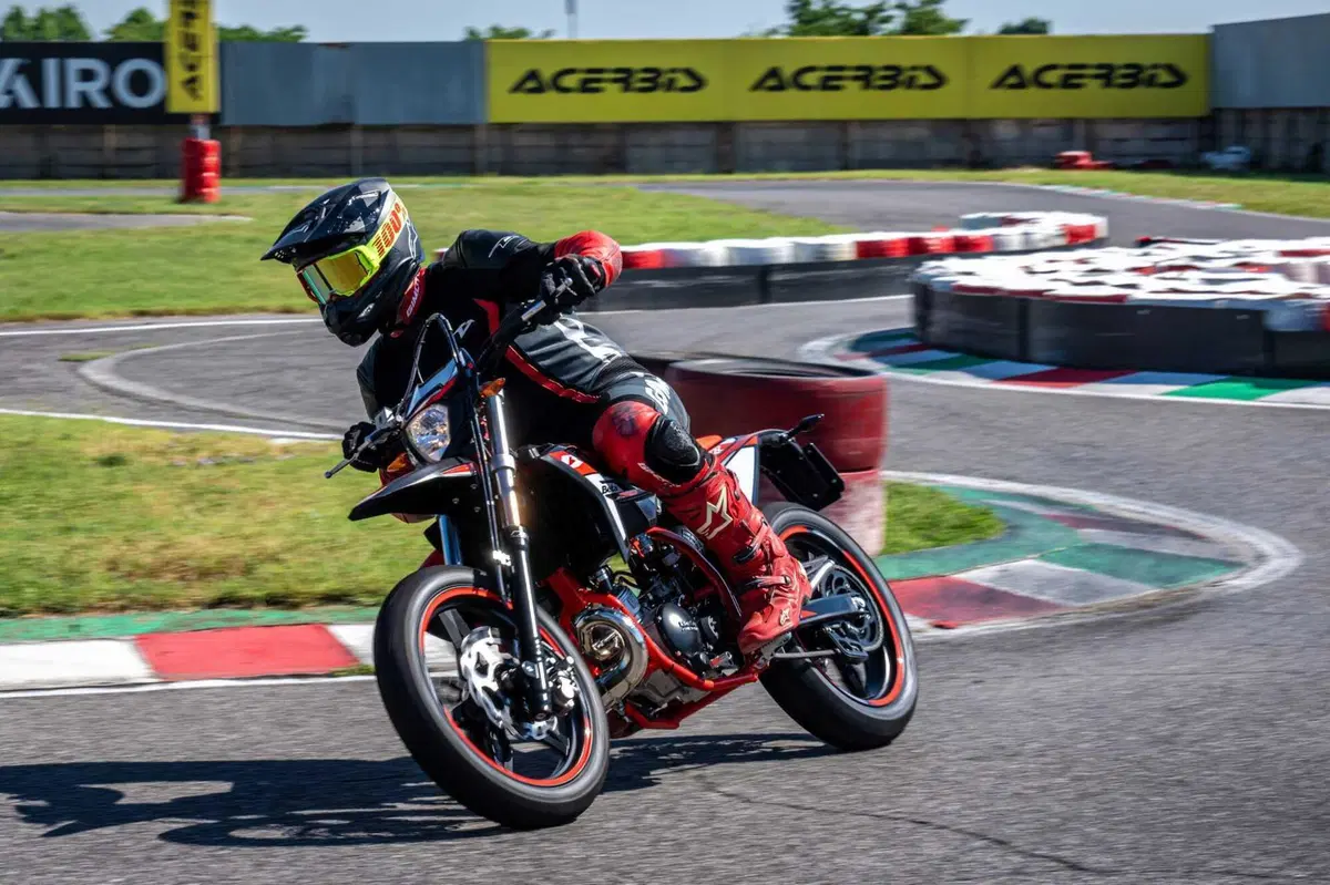 Beta RR 50 e RR 125 Motard TEST: 2 tempi vs 4 tempi, in pista! [VIDEO E GALLERY] (19)