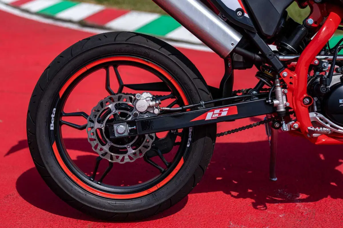 Beta RR 50 e RR 125 Motard TEST: 2 tempi vs 4 tempi, in pista! [VIDEO E GALLERY] (33)
