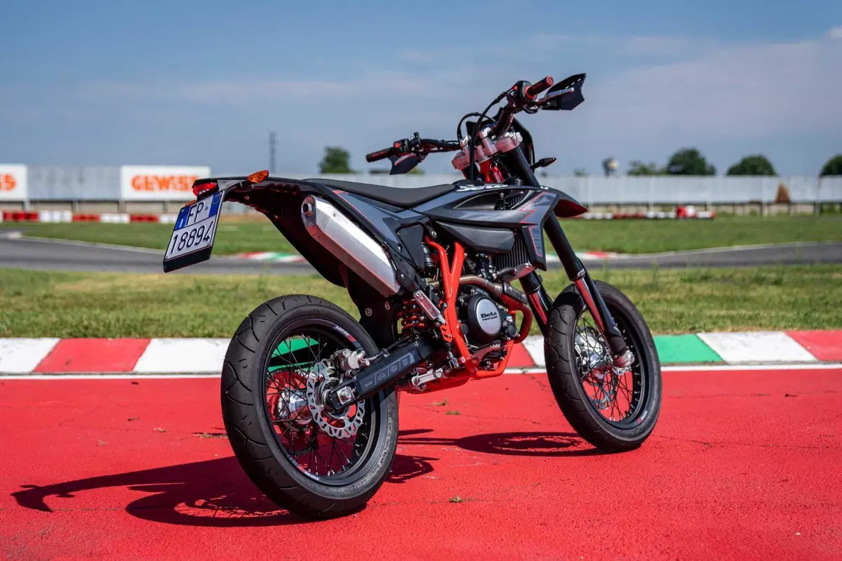 Beta RR 50 e RR 125 Motard TEST: 2 tempi vs 4 tempi, in pista! [VIDEO E GALLERY] (49)