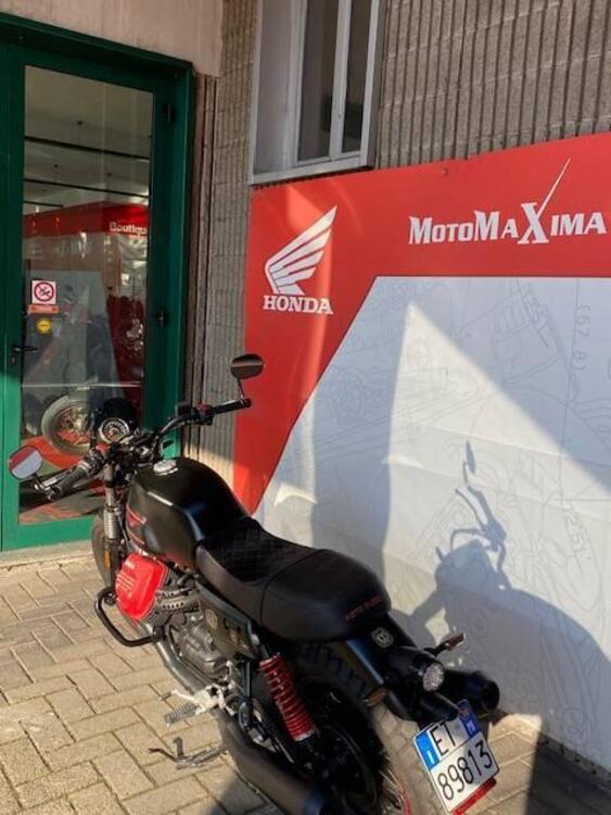 Moto Guzzi V7 III Stone (2017 - 20) (4)