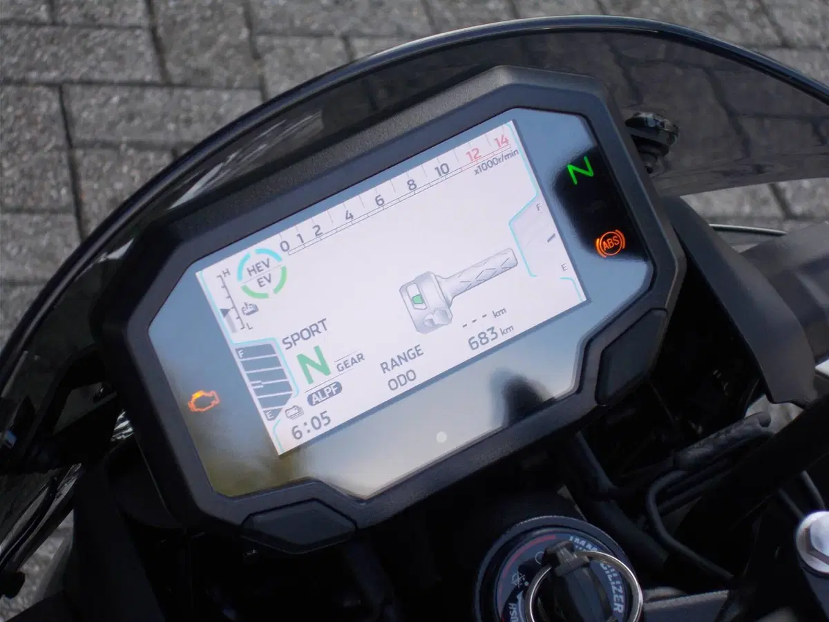Kawasaki Z7 Hybrid (2024 - 26) (6)