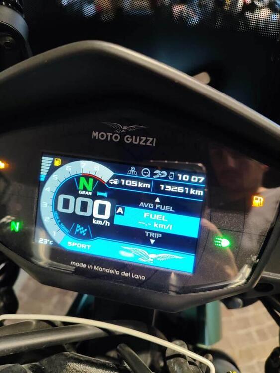 Moto Guzzi V85 TT Centenario (2021 - 22) (5)