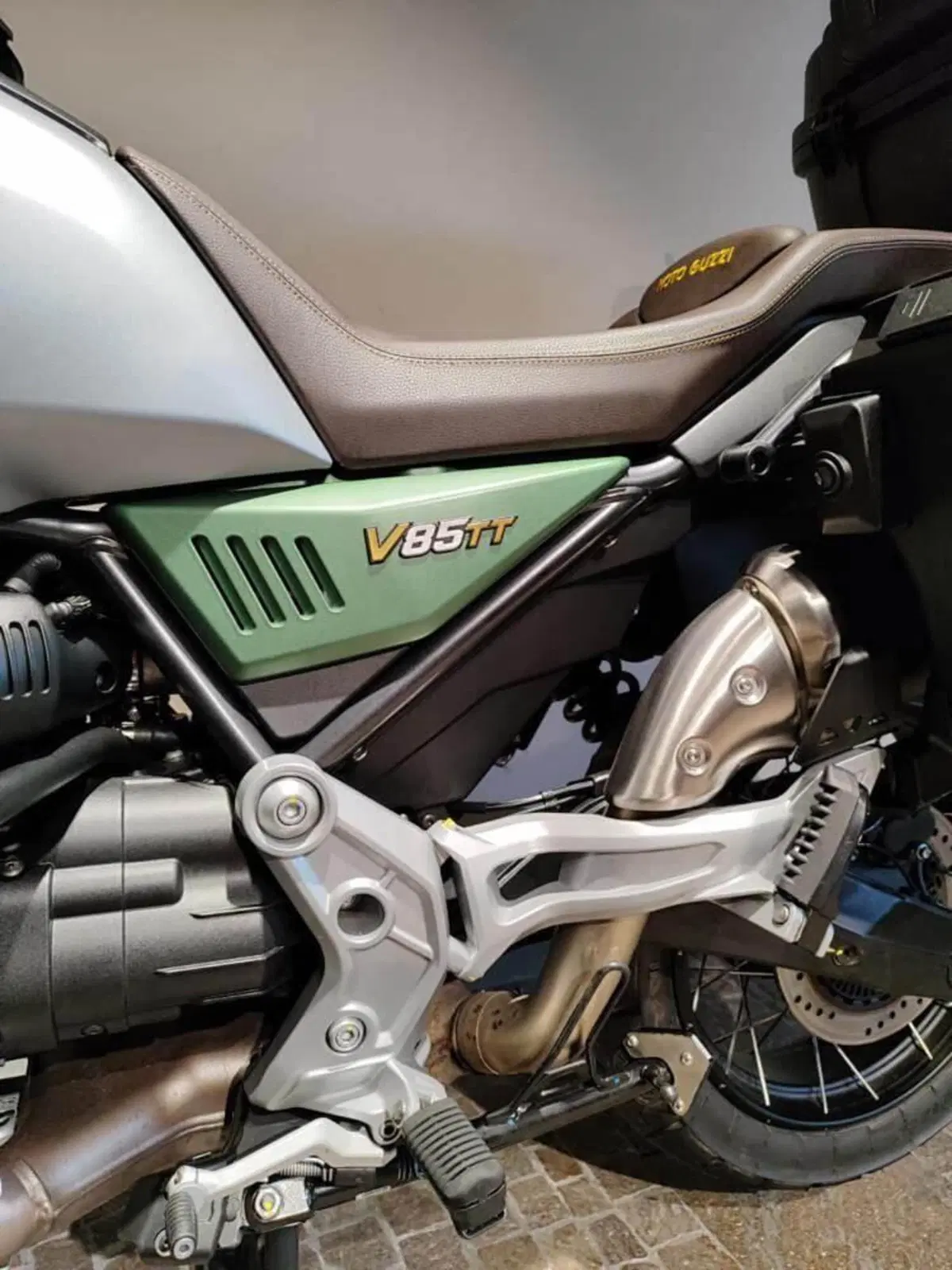 Moto Guzzi V85 TT Centenario (2021 - 22) (8)