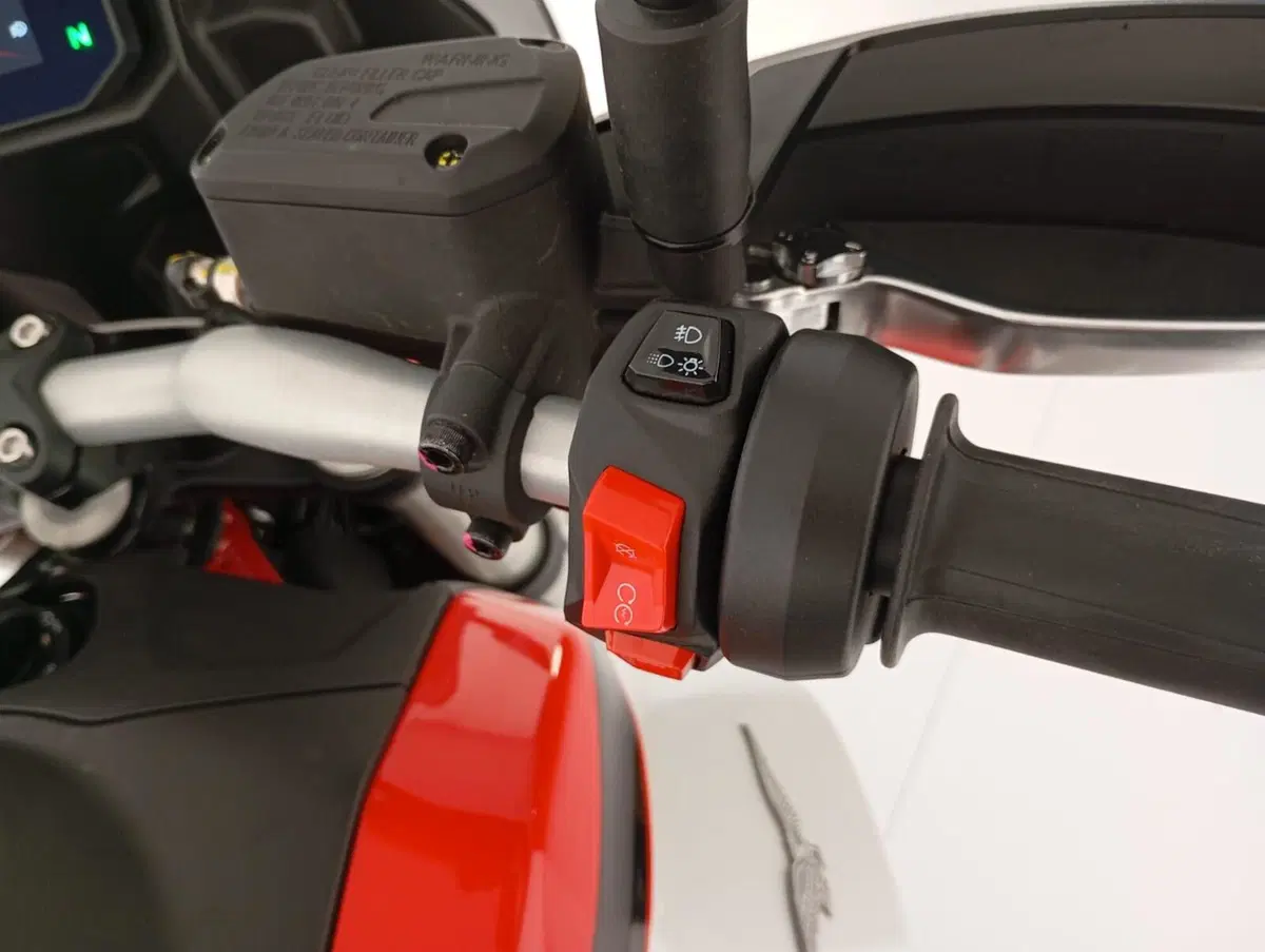 Moto Guzzi V85 TT (2024 - 26) (7)