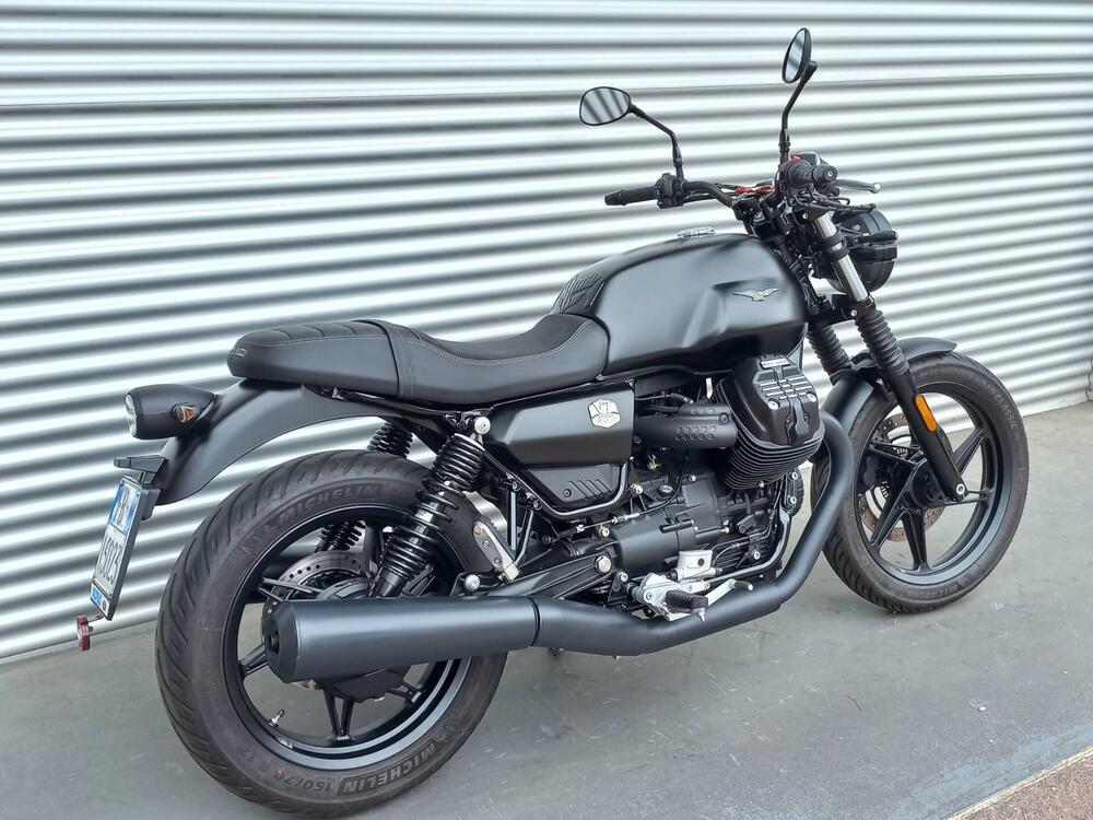 Moto Guzzi V7 Stone (2021 - 24) (3)