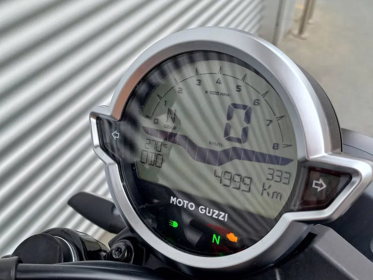 Moto Guzzi V7 Stone (2021 - 24) (8)
