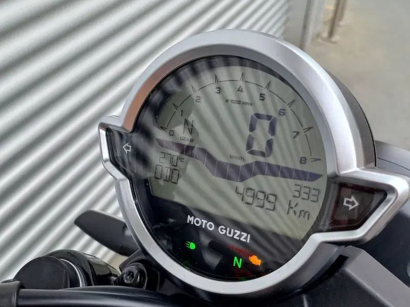 Moto Guzzi V7 Stone (2021 - 24) (8)