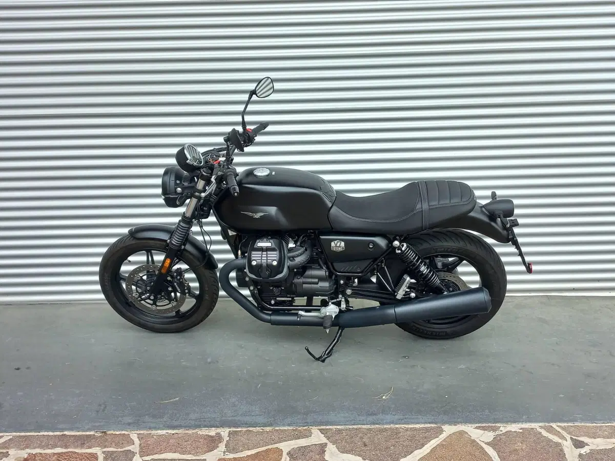 Moto Guzzi V7 Stone (2021 - 24) (6)