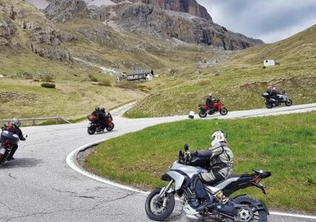 Scarichi aperti e gare sui passi: le Dolomiti pensano a un giro di vite, ma…