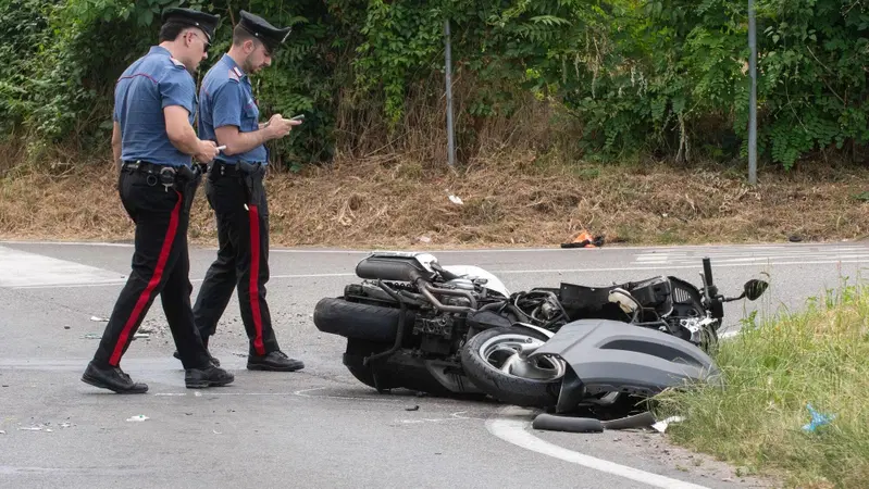 Incidente moto. Due ragazzi travolti da un'auto contromano: motociclista in coma