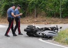 Incidente moto. Due ragazzi travolti da un'auto contromano: motociclista in coma