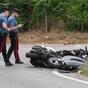 Incidente moto. Due ragazzi travolti da un'auto contromano: motociclista in coma