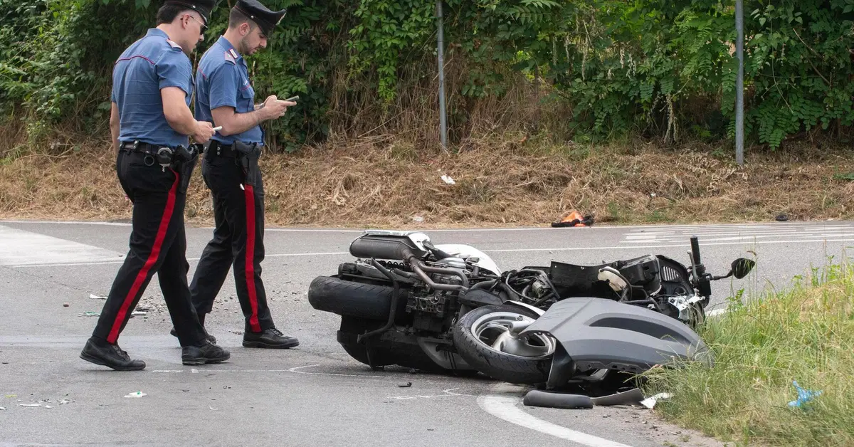 Incidente moto. Due ragazzi travolti da un'auto contromano: motociclista in coma
