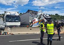 Incidente sull’A1 tra Arezzo e Valdarno: camion travolge un’ambulanza ferma in coda, tre morti e 15 feriti
