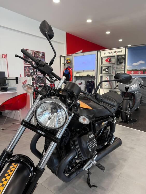 Moto Guzzi V9 Bobber (2016 - 18) (2)