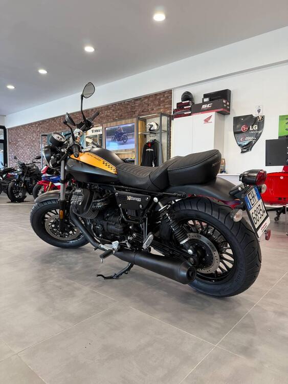 Moto Guzzi V9 Bobber (2016 - 18) (4)