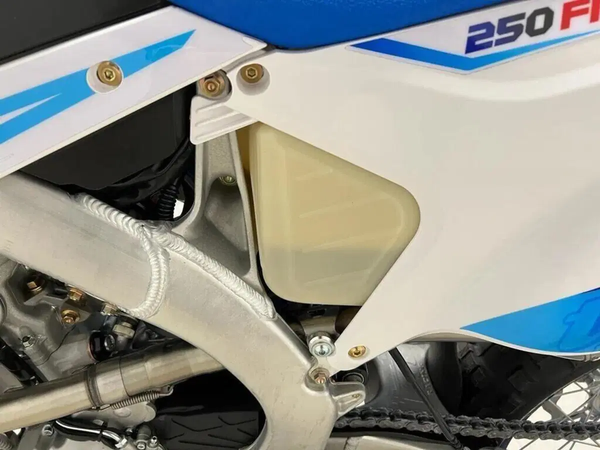 Tm Moto EN 250 ES Fi 4T TM Corse (2026) (15)
