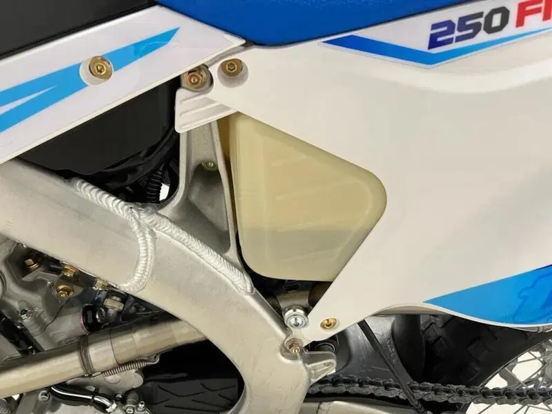 Tm Moto EN 250 ES Fi 4T TM Corse (2026) (15)