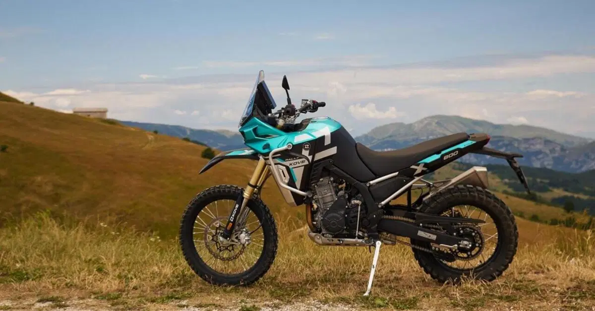 Kove 800X Rally: il nostro PREMIUM test approfondito tra sterratoni veloci e mulattiere toste. Promossa o bocciata? [VIDEO]