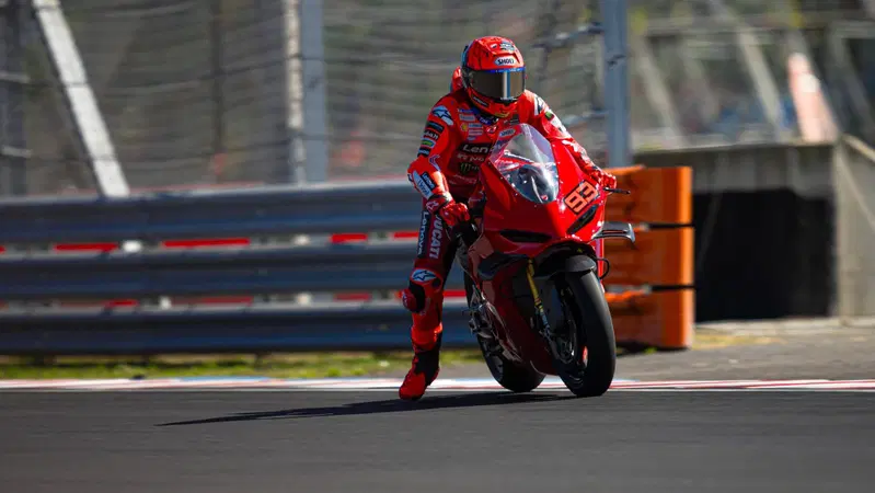 MotoGP 2025. Marc Marquez e Pecco Bagnaia si allenano al Balaton Park con le Panigale V4 S [VIDEO E GALLERY] 