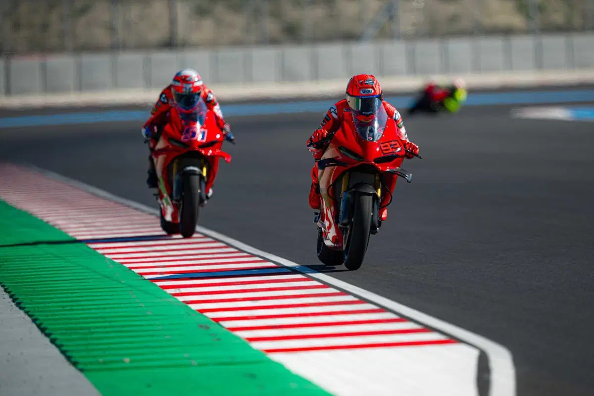 MotoGP 2025. Marc Marquez e Pecco Bagnaia si allenano al Balaton Park con le Panigale V4 S  (2)