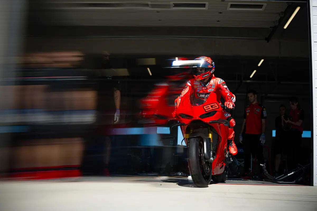 MotoGP 2025. Marc Marquez e Pecco Bagnaia si allenano al Balaton Park con le Panigale V4 S  (3)