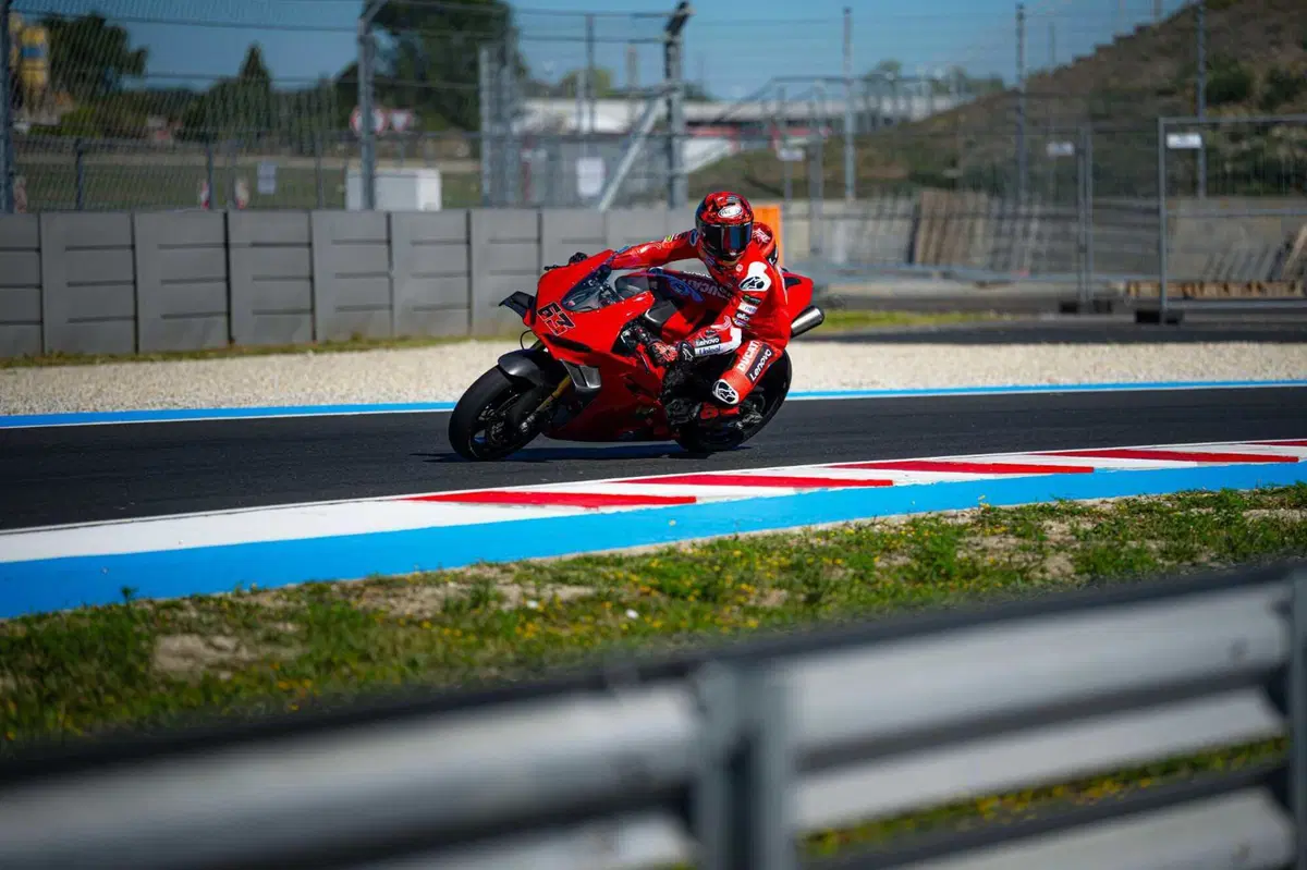 MotoGP 2025. Marc Marquez e Pecco Bagnaia si allenano al Balaton Park con le Panigale V4 S  (5)