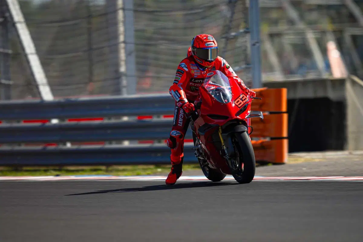 MotoGP 2025. Marc Marquez e Pecco Bagnaia si allenano al Balaton Park con le Panigale V4 S  (7)