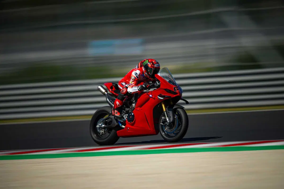 MotoGP 2025. Marc Marquez e Pecco Bagnaia si allenano al Balaton Park con le Panigale V4 S  (8)