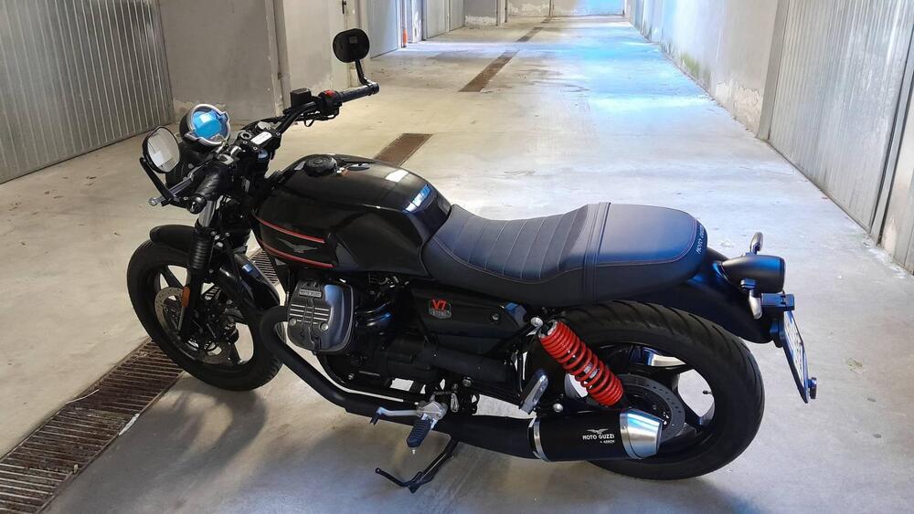 Moto Guzzi V7 Stone Special Edition (2022 - 25) (2)