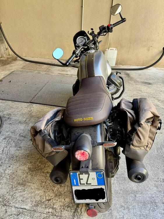 Moto Guzzi V7 Stone Centenario (2021 - 22) (2)