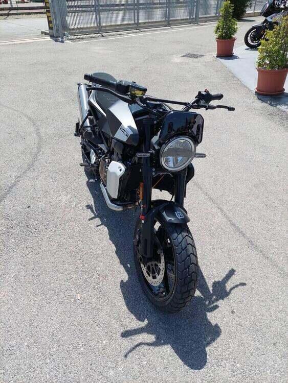 Husqvarna Svartpilen 801 (2024 - 25) (3)