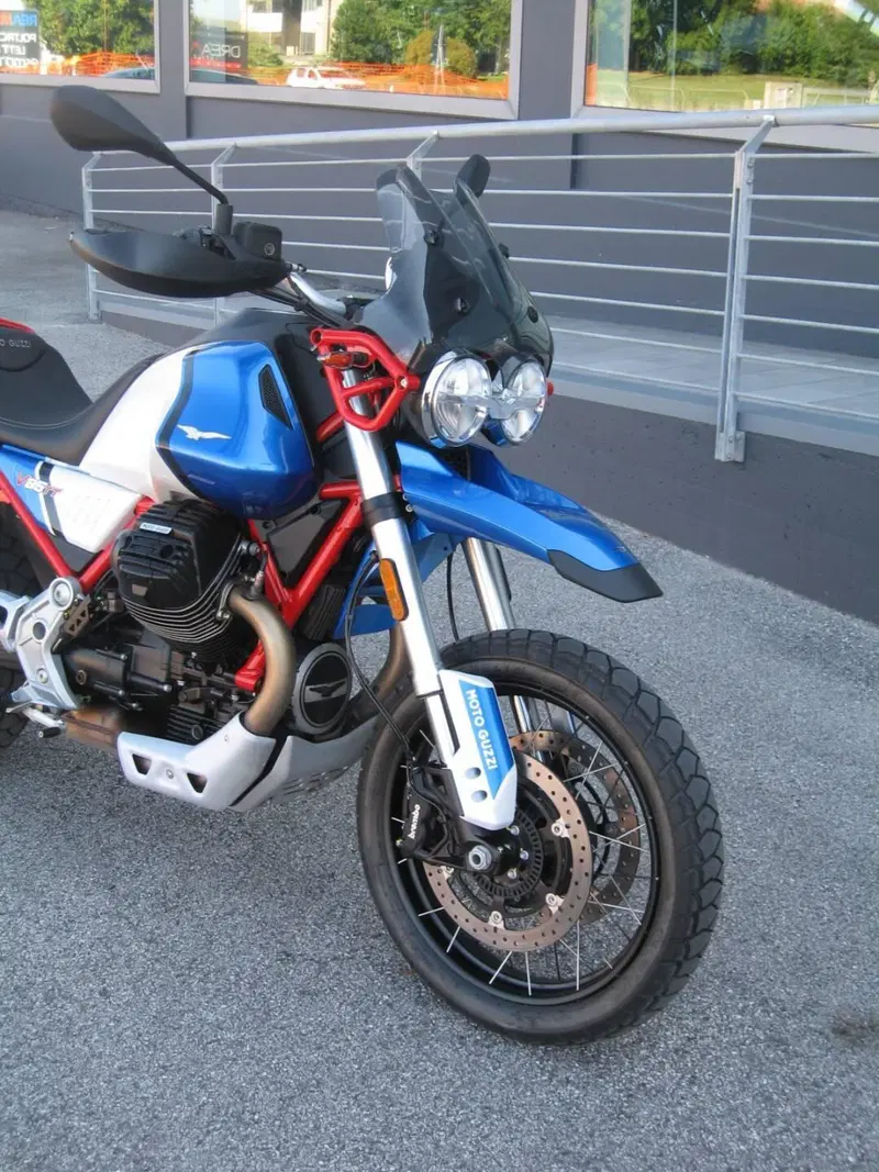 Moto Guzzi V85 TT Evocative Graphics (2021 - 23) (2)