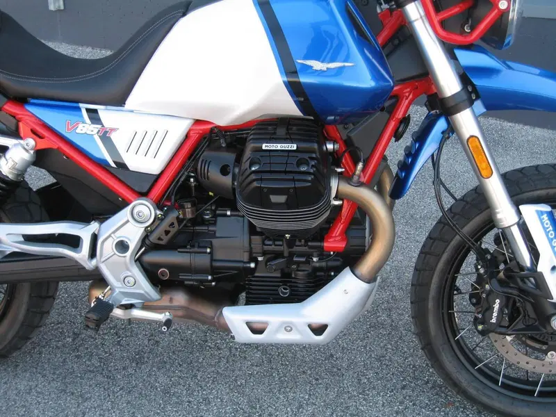 Moto Guzzi V85 TT Evocative Graphics (2021 - 23) (3)