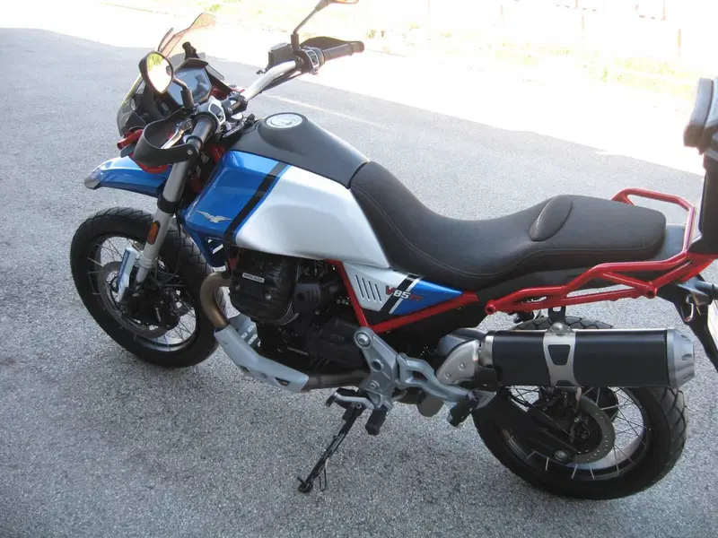 Moto Guzzi V85 TT Evocative Graphics (2021 - 23) (5)