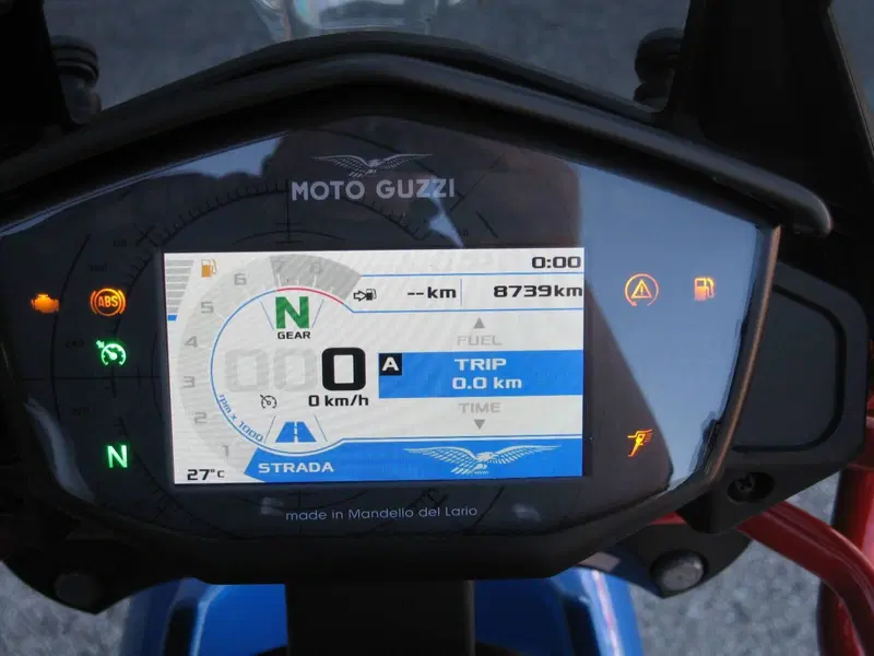 Moto Guzzi V85 TT Evocative Graphics (2021 - 23) (6)