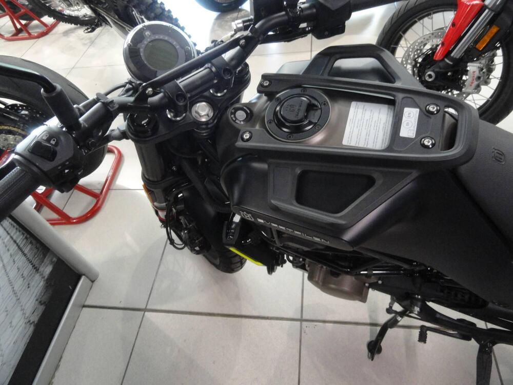 Husqvarna Svartpilen 125 (2021 - 23) (5)