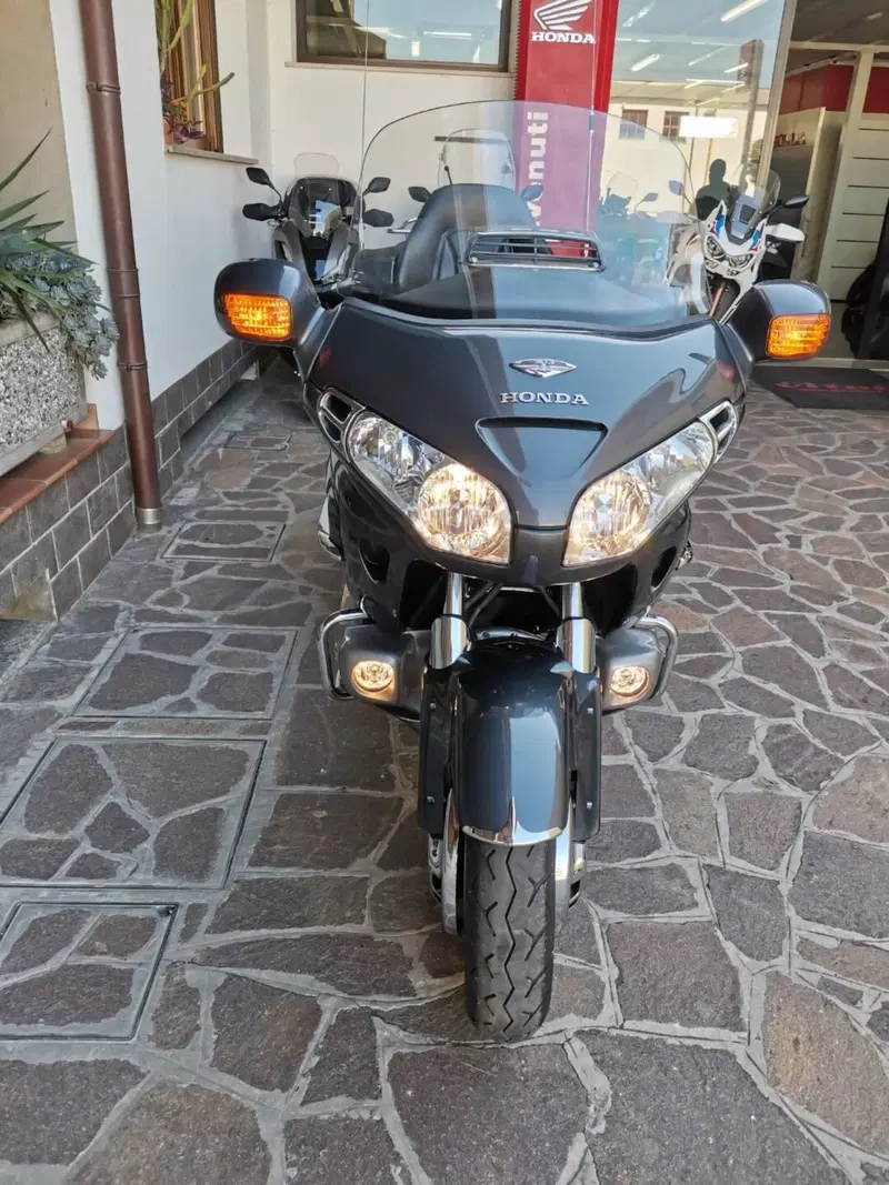 Honda GL 1800 Gold Wing (2000 - 05) (3)
