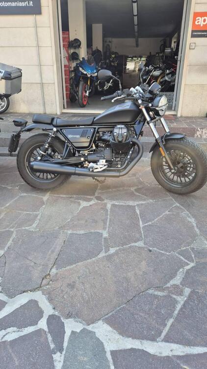 Moto Guzzi V9 Bobber (2021 - 25) (2)