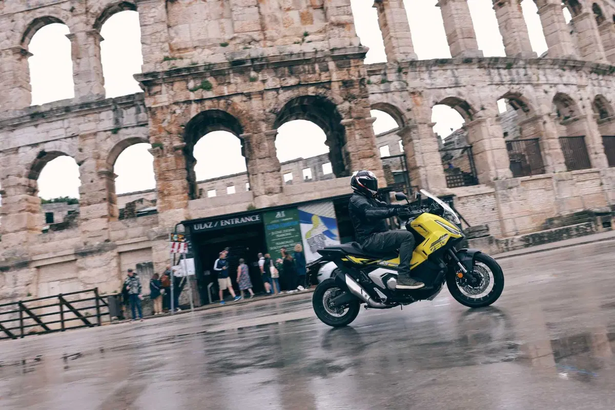 Honda NX500 vs X‑ADV 750 vs CB650R E-Clutch: A2 a confronto! (9)
