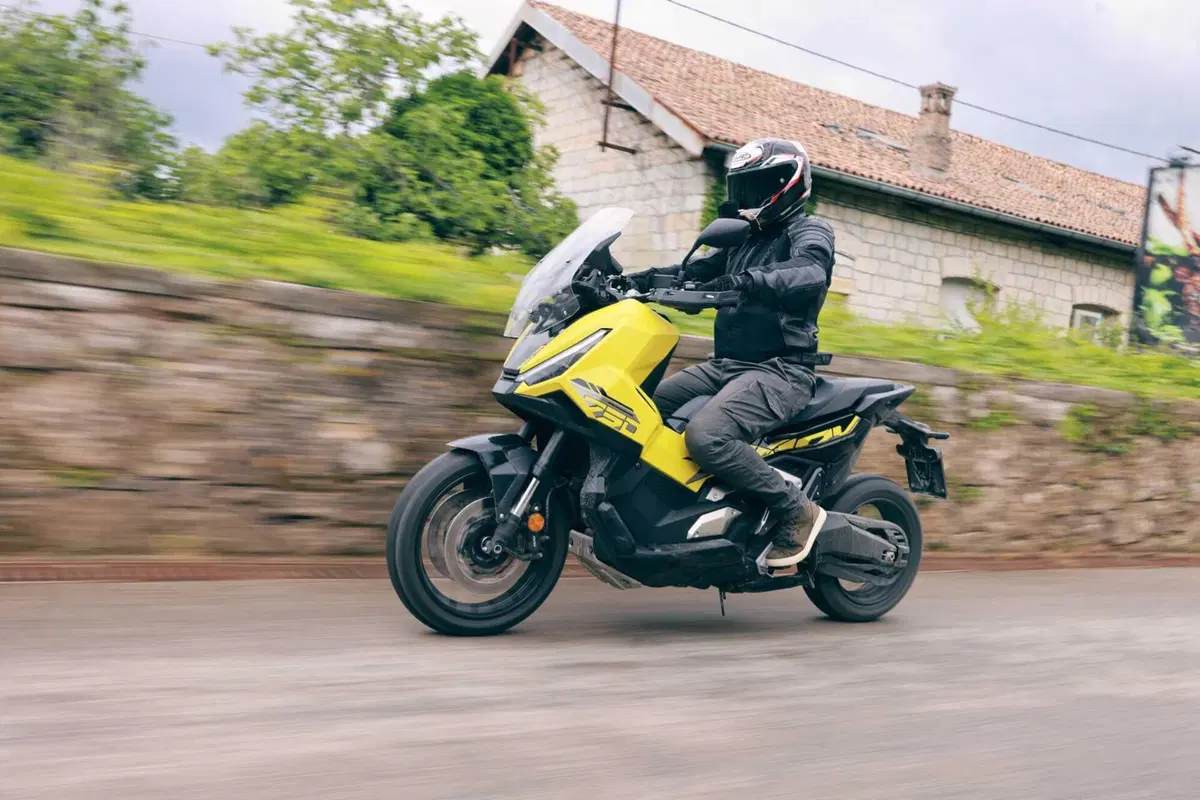Honda NX500 vs X‑ADV 750 vs CB650R E-Clutch: A2 a confronto! (11)