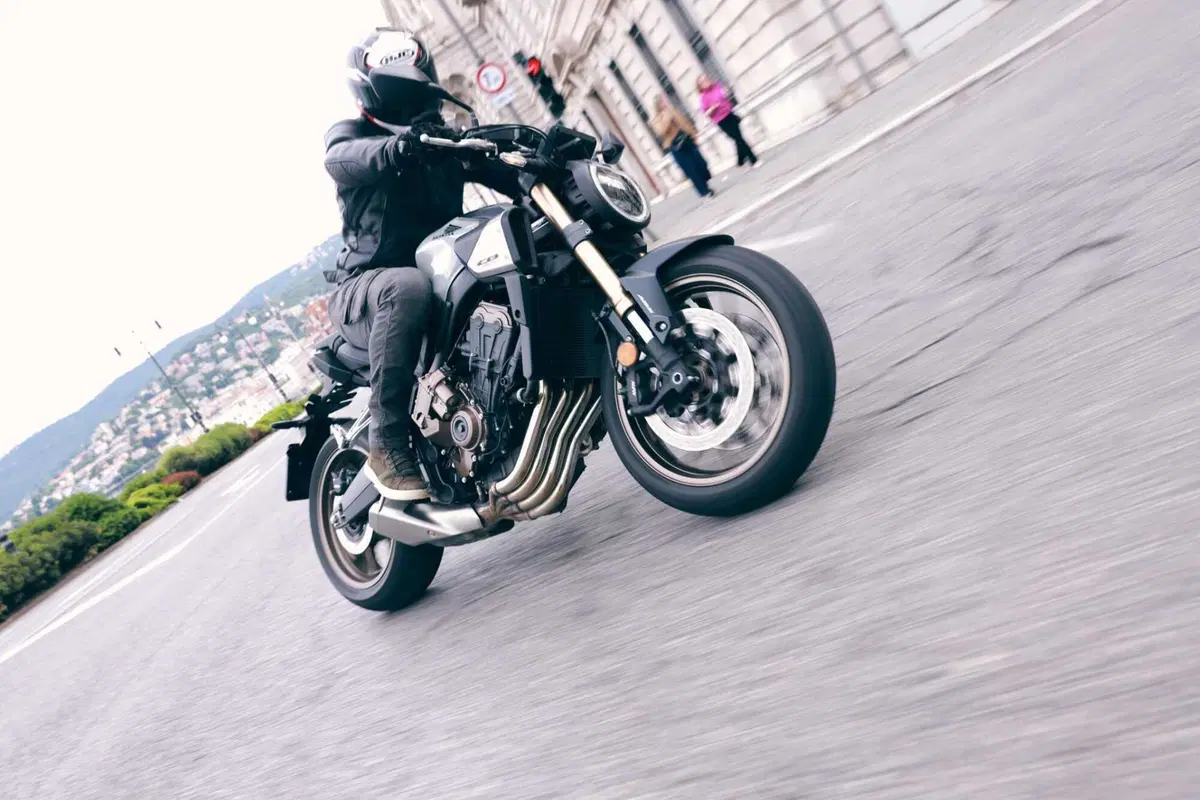 Honda NX500 vs X‑ADV 750 vs CB650R E-Clutch: A2 a confronto! (21)