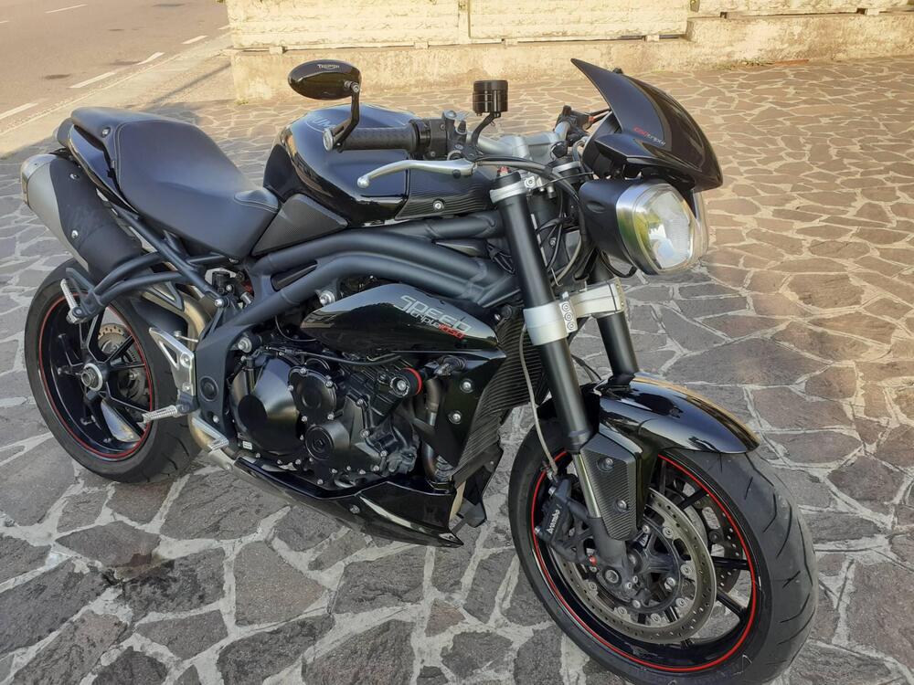 Triumph Speed Triple 1050 R ABS (2011 - 15) (2)